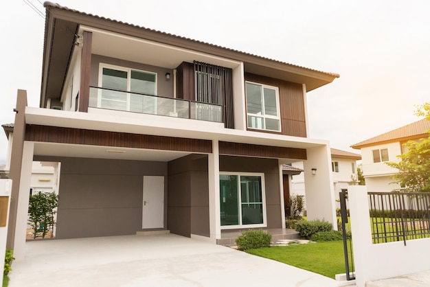 beautiful-modern-house-exterior-with-green-grass_293060-10085.jpg